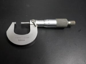 MITUTOYO 0-25mm Outside Micrometer (0.01mm Resolution)