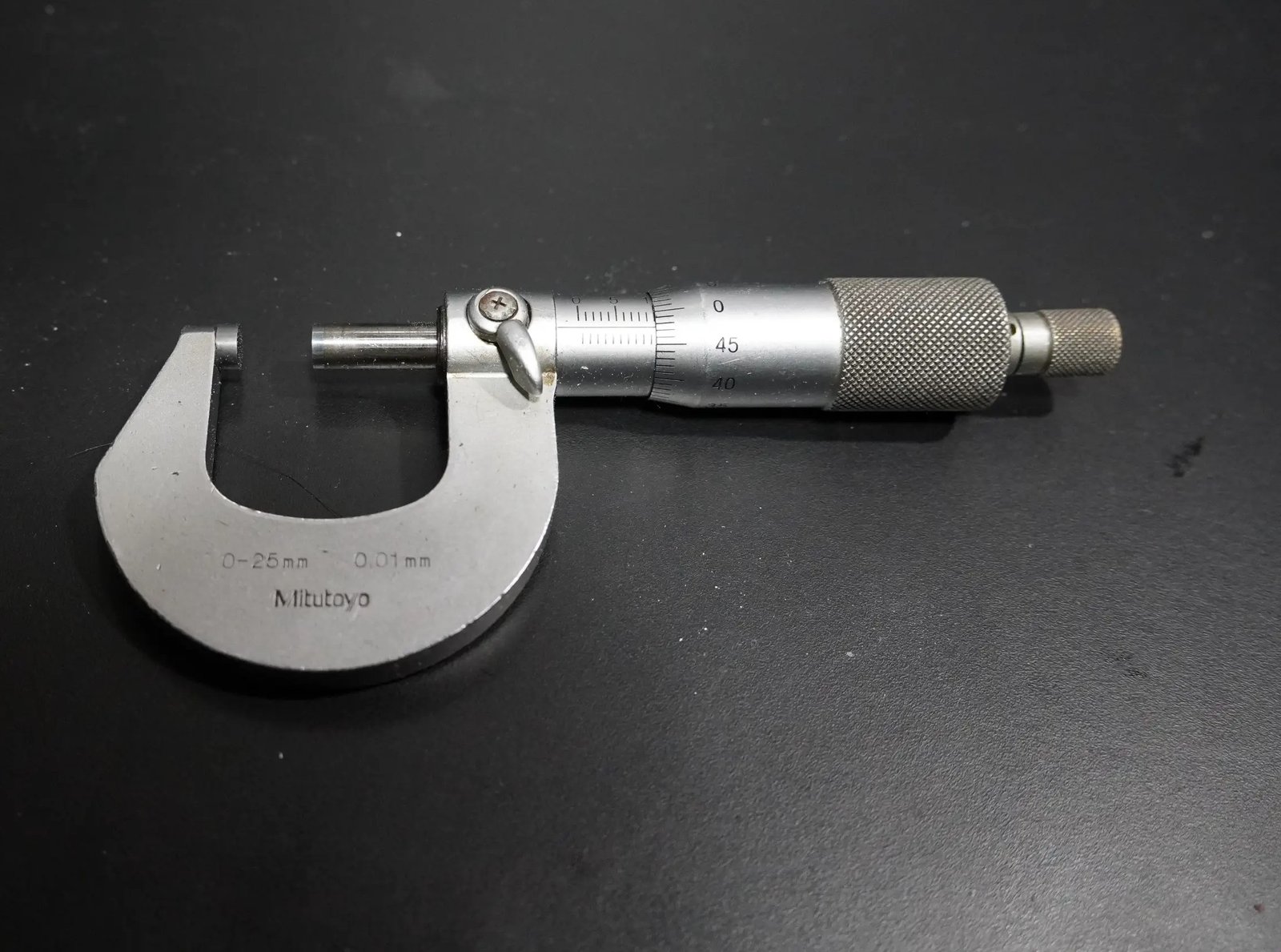 MITUTOYO 0-25mm Outside Micrometer (0.01mm Resolution)