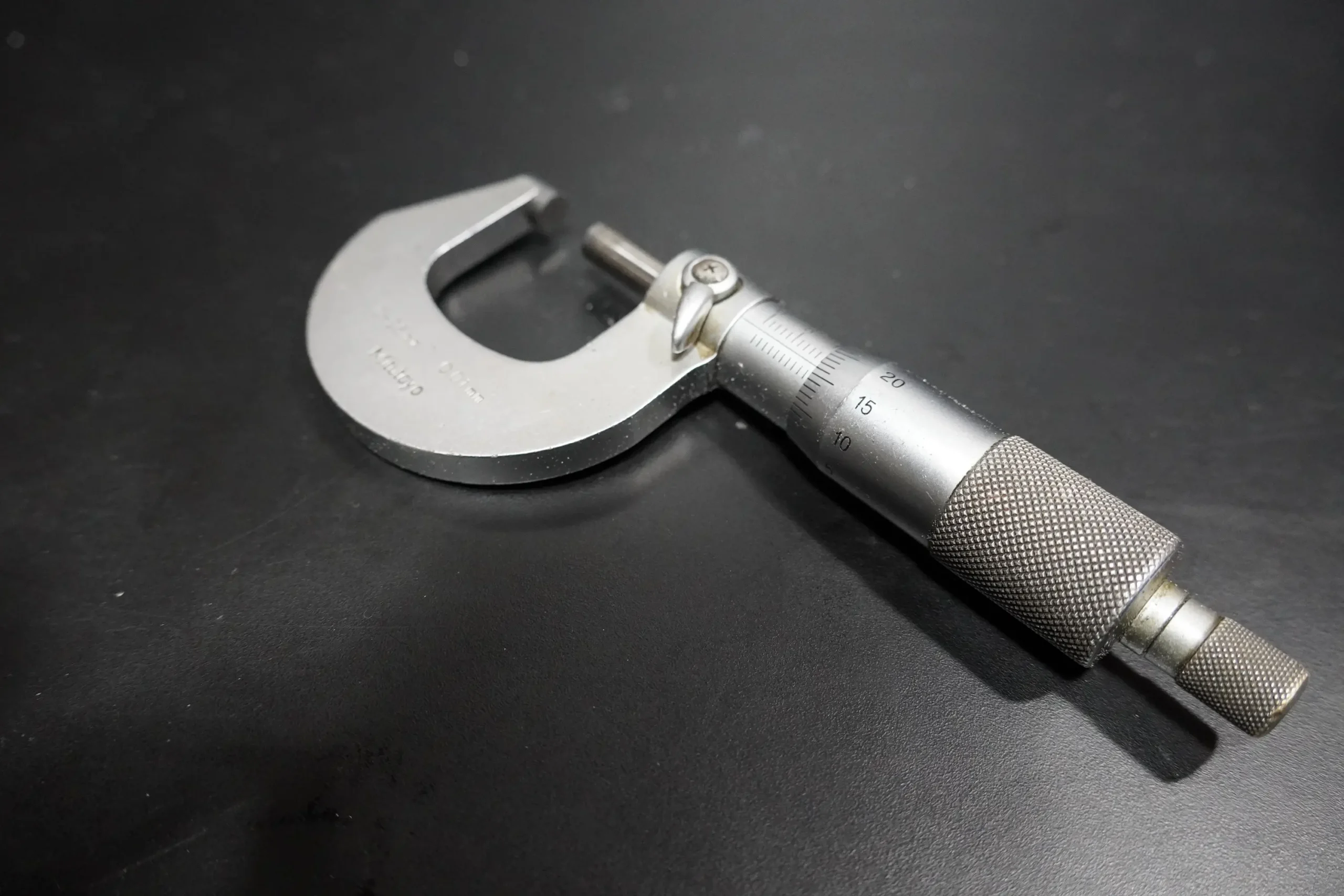 MITUTOYO 0-25mm Outside Micrometer (0.01mm Resolution) - Image 2