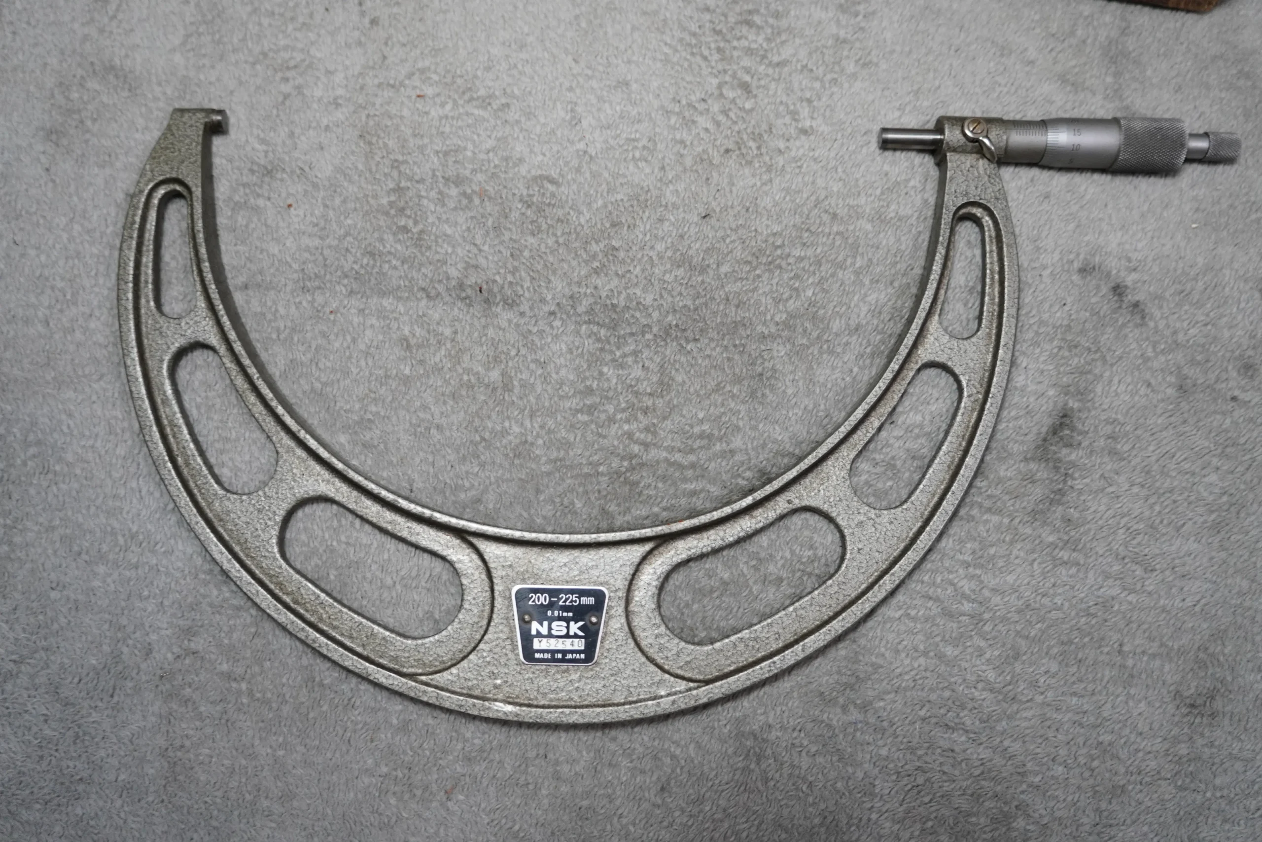 NSK Outside Micrometer 200–225 mm, 0.01 mm Resolution - Image 2