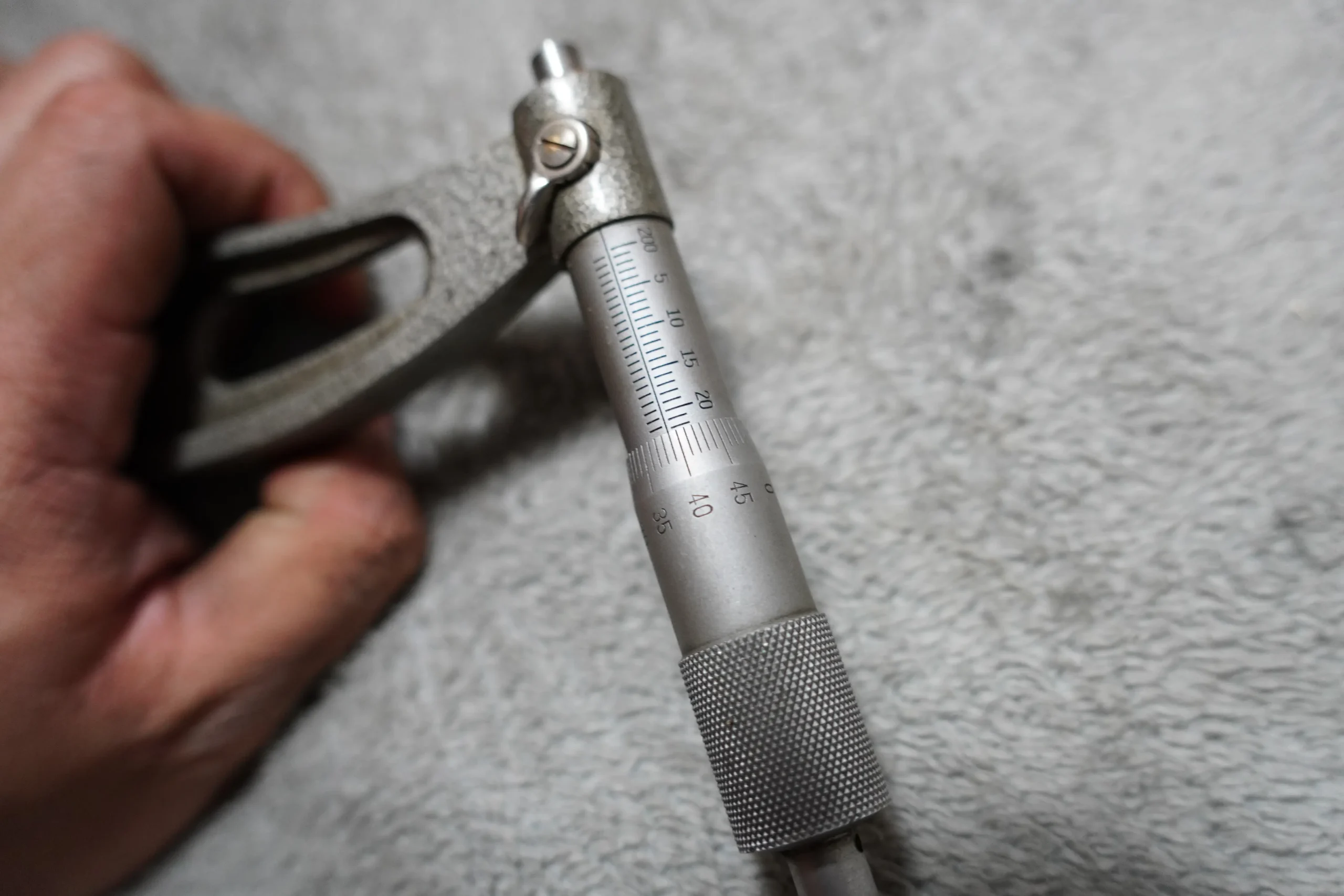NSK Outside Micrometer 200–225 mm, 0.01 mm Resolution - Image 3